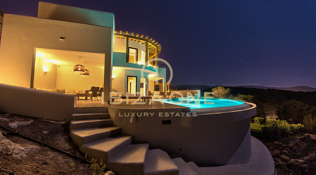 Beautiful Blakstad villa with sea views for sale