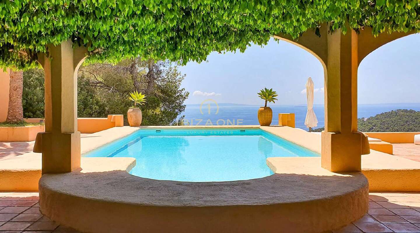 فيلا مغربية على الطراز الريفي مطلة على البحر و Dalt Vila للبيع