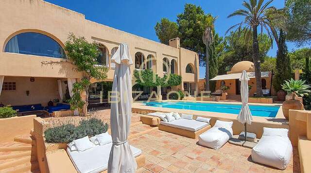 Villa de estilo rústico marroquí con vistas al mar y Dalt Vila en venta