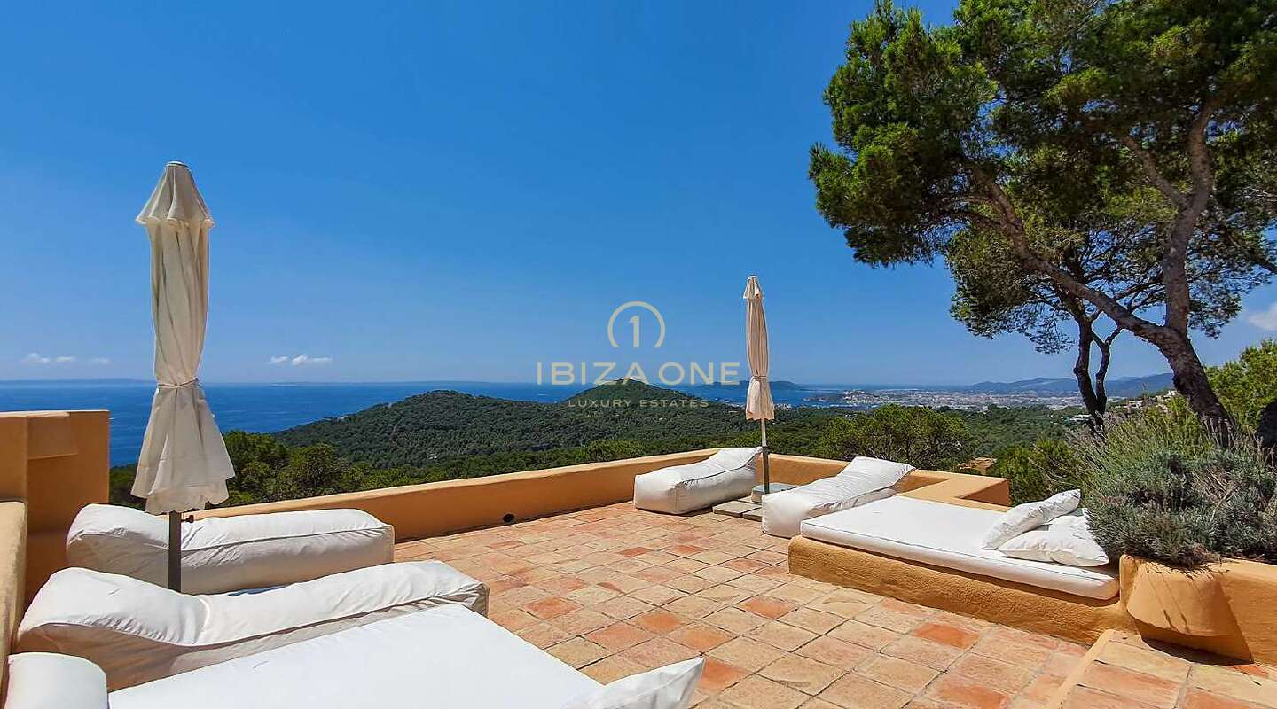 Villa in Marokkaanse landelijke stijl met uitzicht op de zee en Dalt Vila te koop