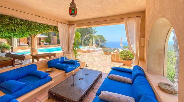 Villa im marokkanischen Landhausstil mit Blick auf das Meer und Dalt Vila zum Verkauf