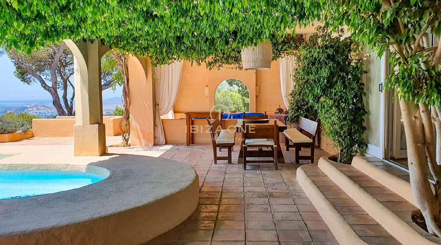 Villa in Marokkaanse landelijke stijl met uitzicht op de zee en Dalt Vila te koop