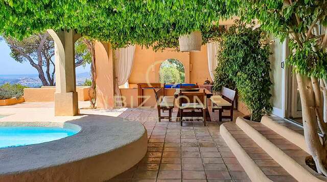 Villa in Marokkaanse landelijke stijl met uitzicht op de zee en Dalt Vila te koop