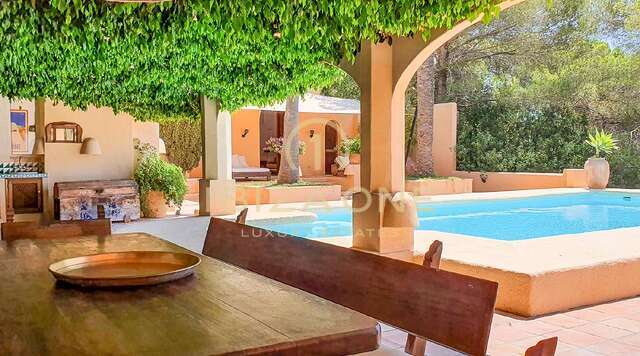 Villa im marokkanischen Landhausstil mit Blick auf das Meer und Dalt Vila zum Verkauf