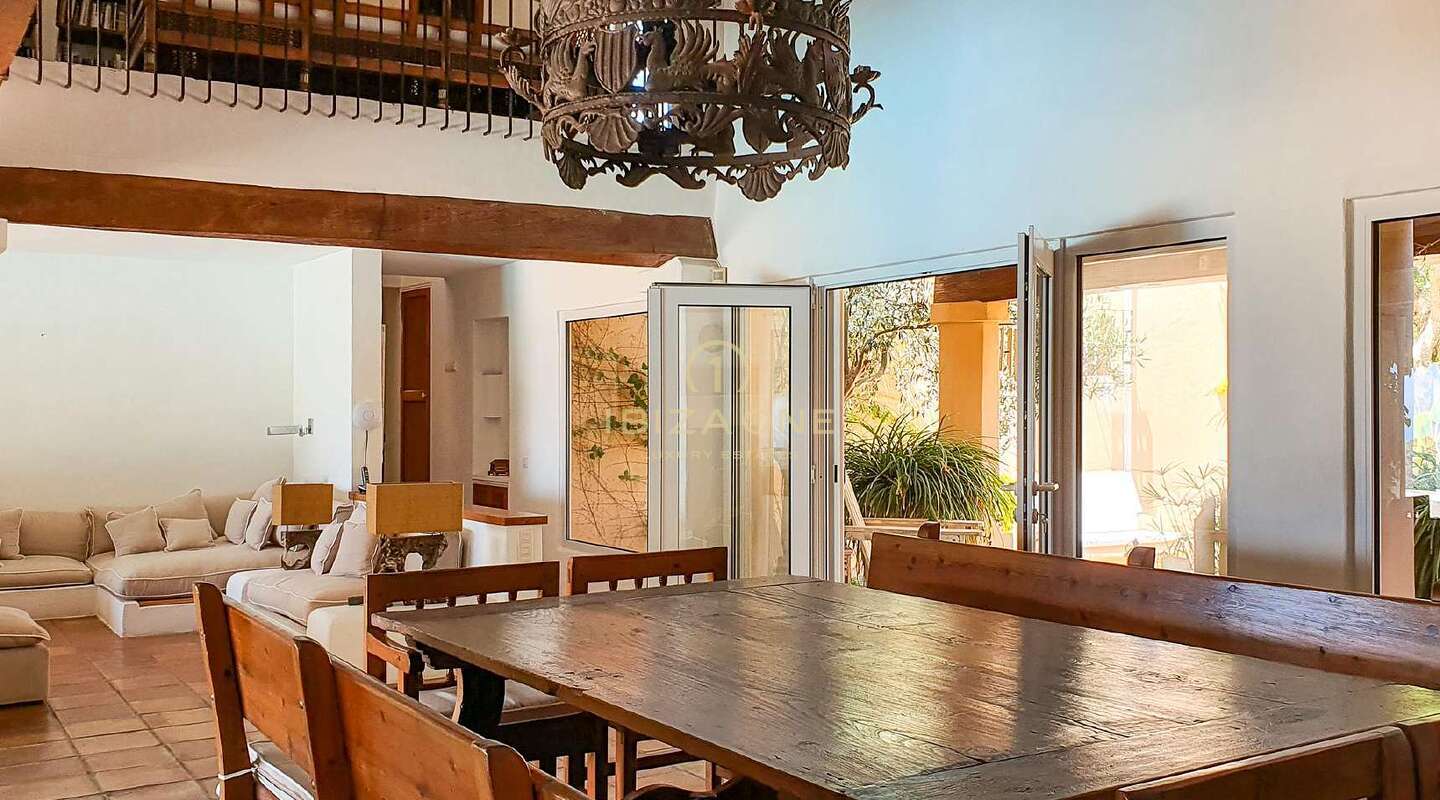 Villa im marokkanischen Landhausstil mit Blick auf das Meer und Dalt Vila zum Verkauf