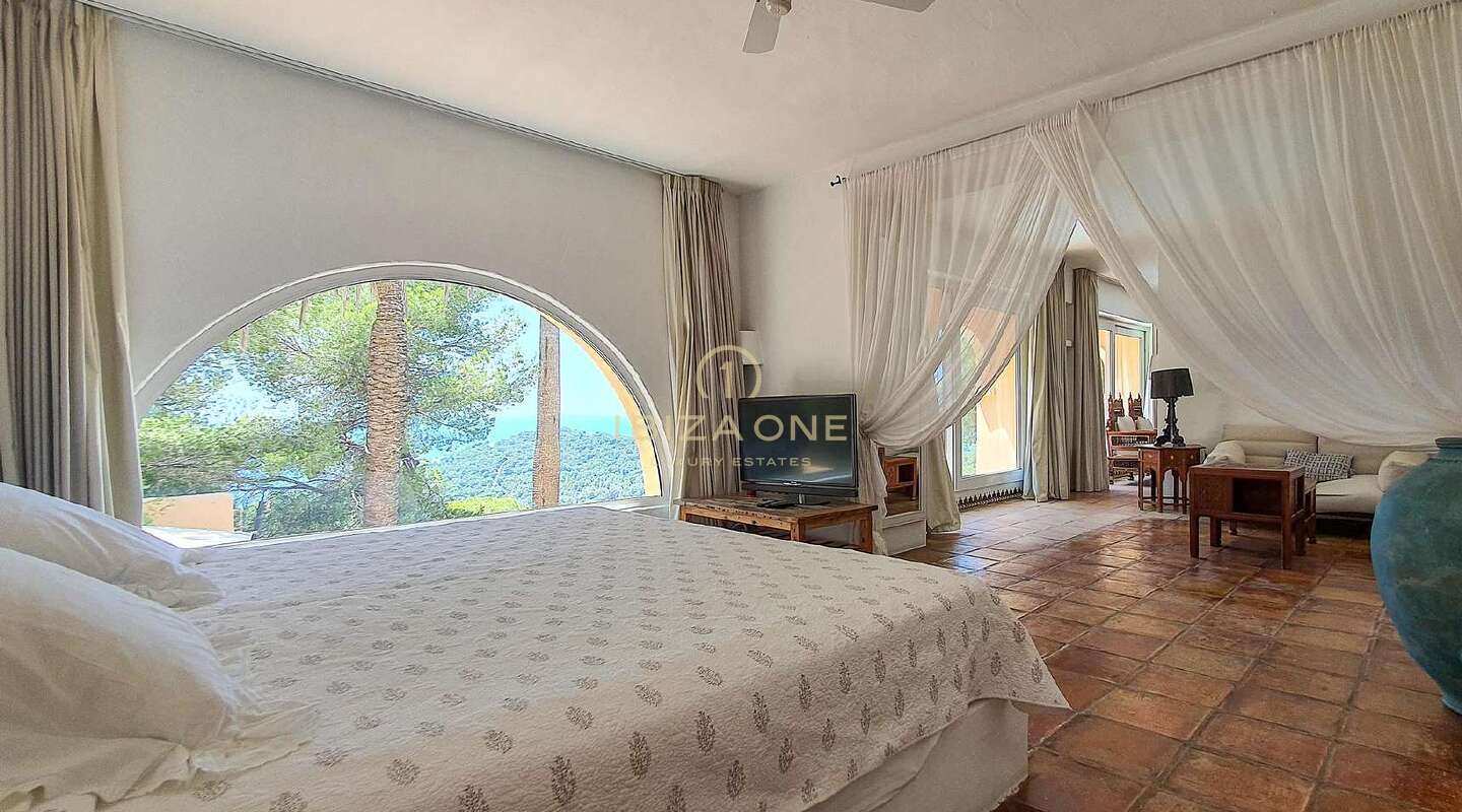 Villa in Marokkaanse landelijke stijl met uitzicht op de zee en Dalt Vila te koop
