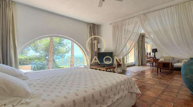Villa im marokkanischen Landhausstil mit Blick auf das Meer und Dalt Vila zum Verkauf