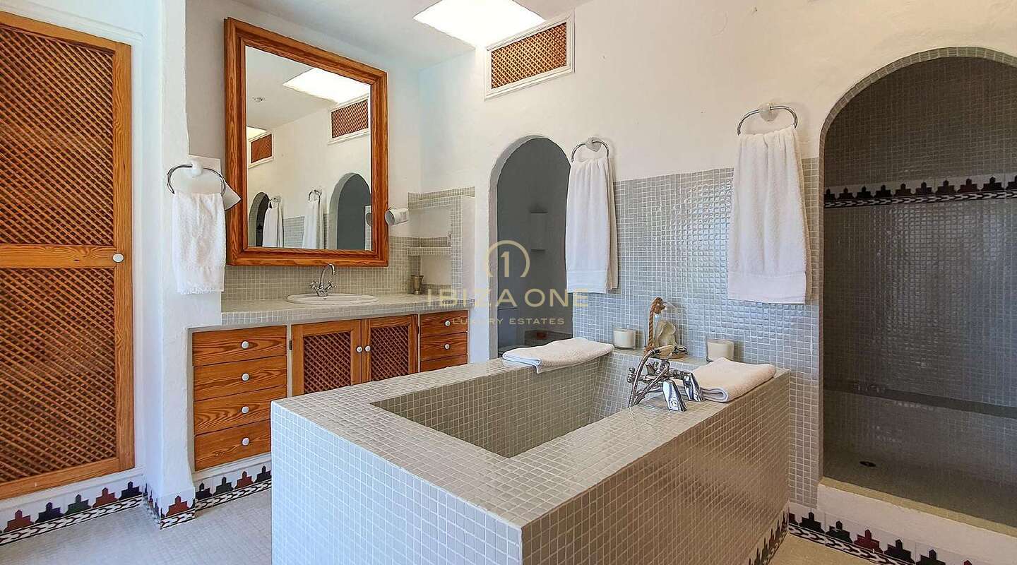 Villa in stile country marocchino con vista sul mare e Dalt Vila in vendita