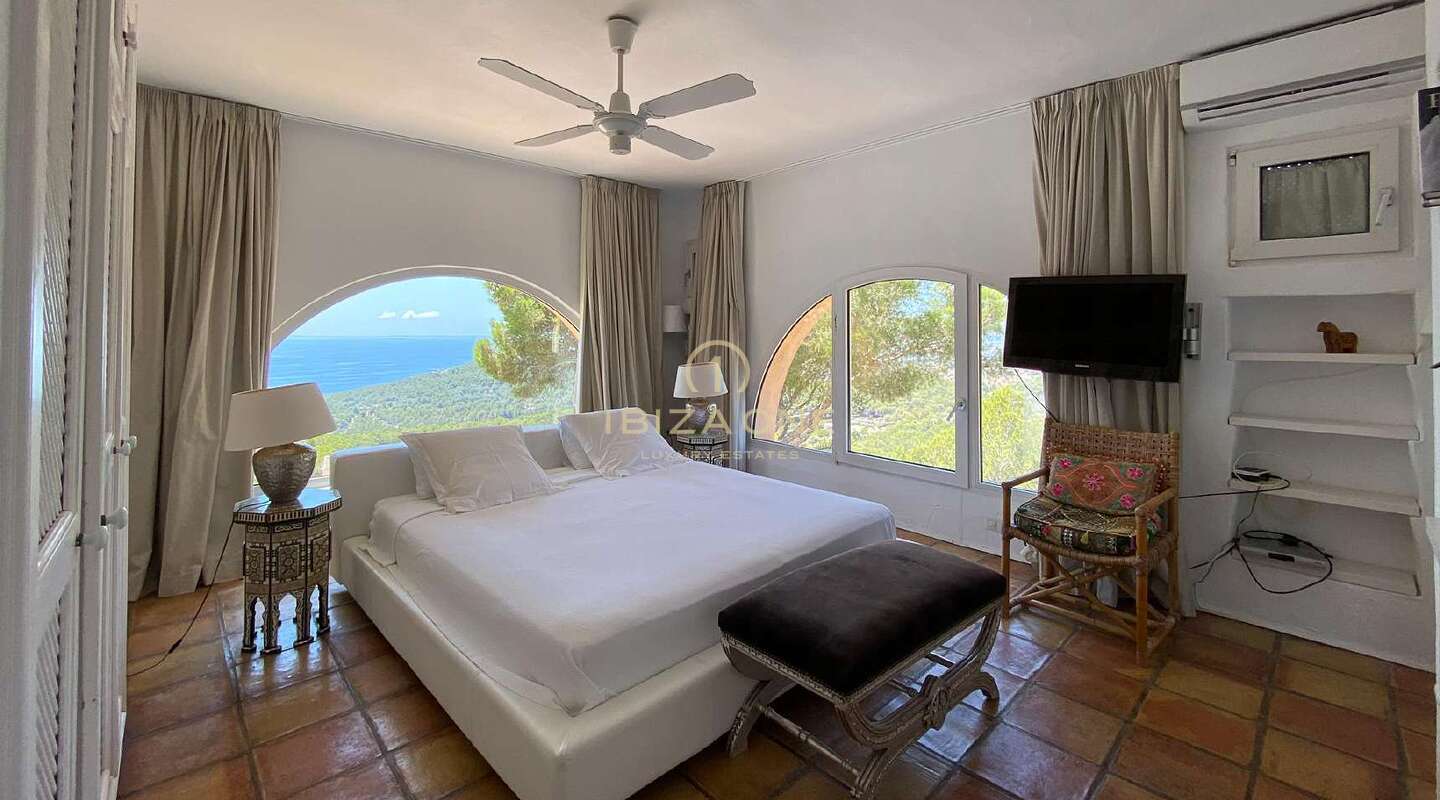 Villa im marokkanischen Landhausstil mit Blick auf das Meer und Dalt Vila zum Verkauf