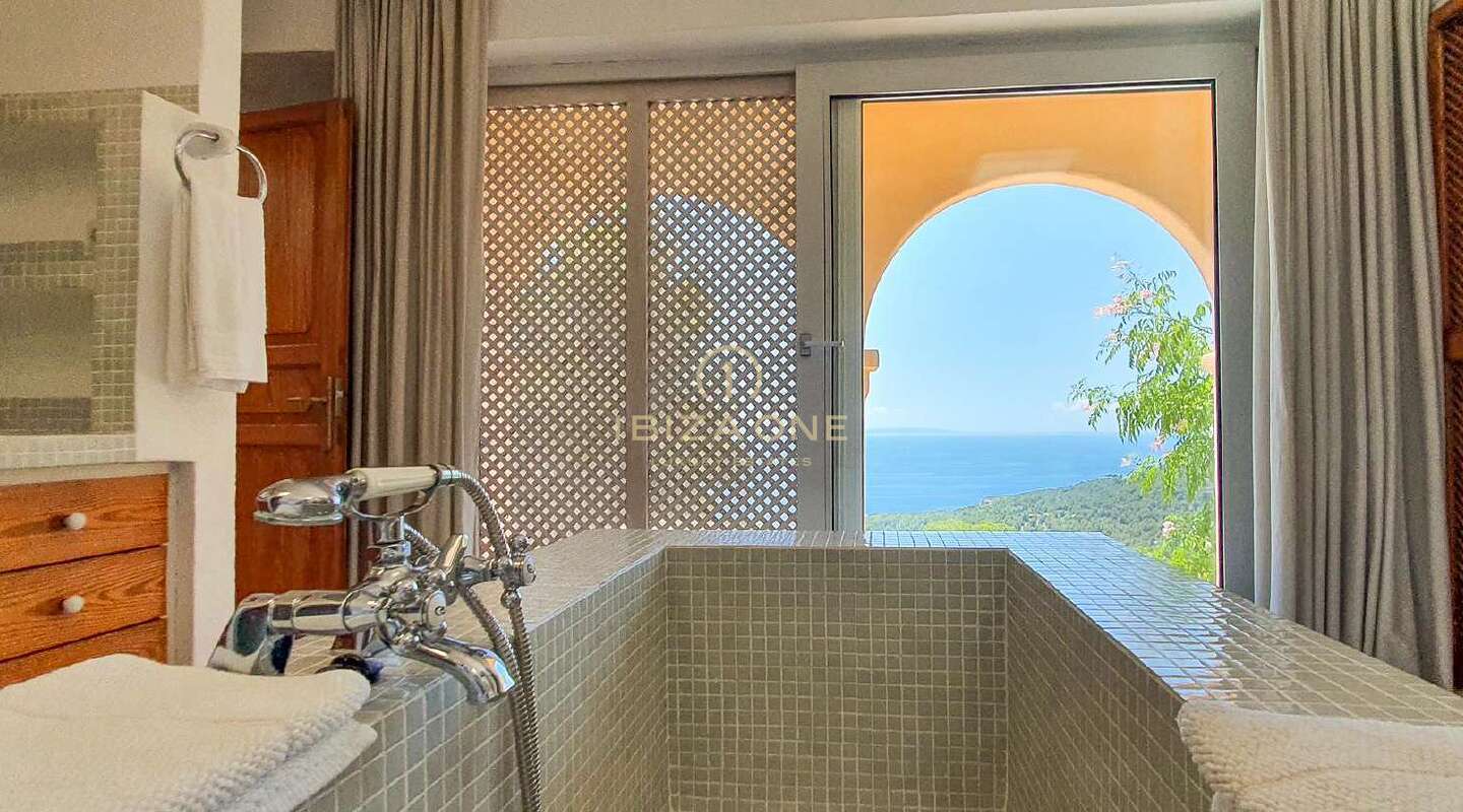 Villa in stile country marocchino con vista sul mare e Dalt Vila in vendita