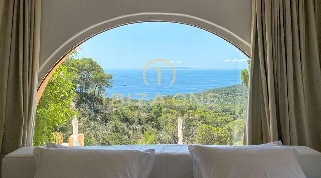 Villa im marokkanischen Landhausstil mit Blick auf das Meer und Dalt Vila zum Verkauf