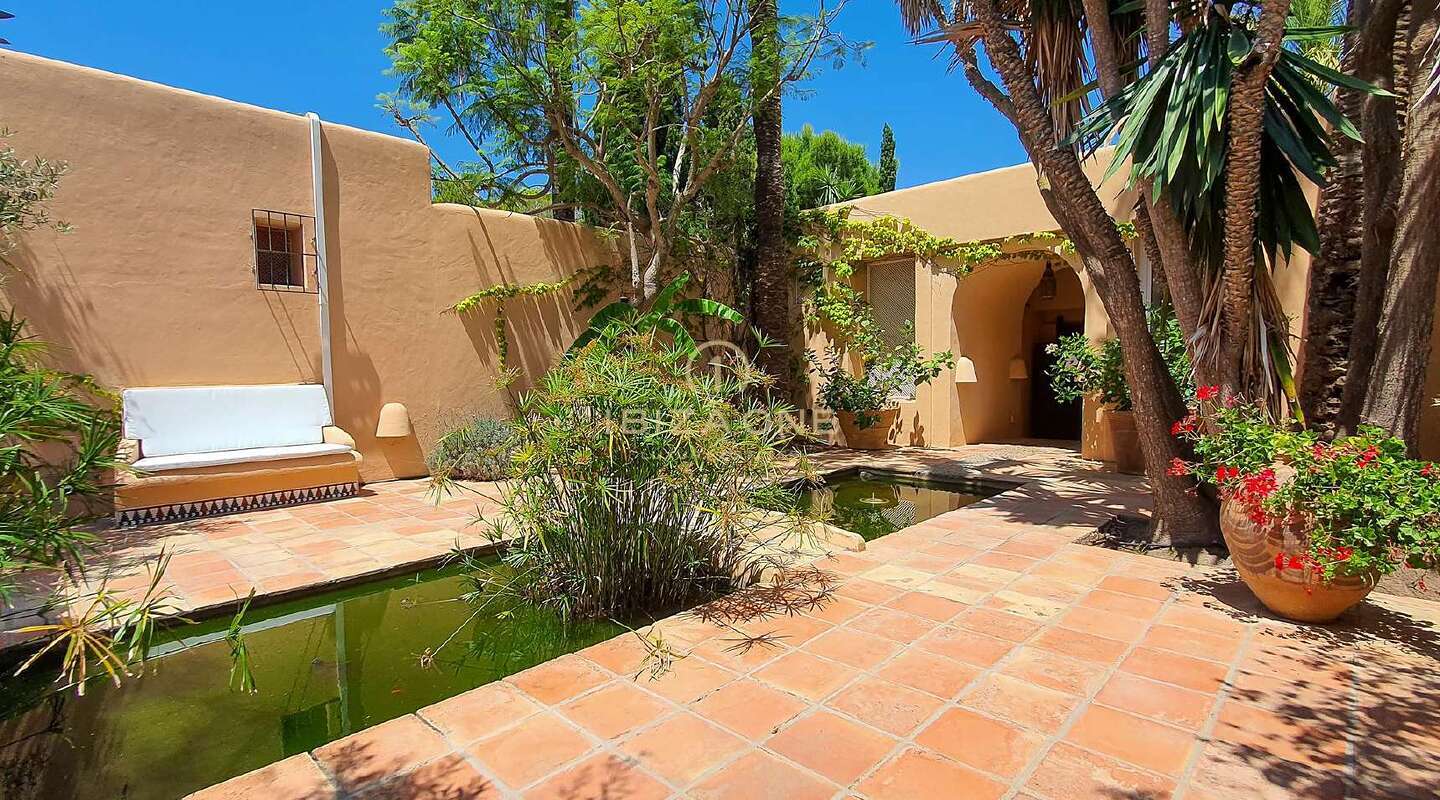 Villa in Marokkaanse landelijke stijl met uitzicht op de zee en Dalt Vila te koop
