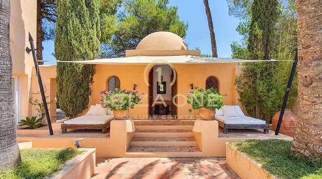 Villa in Marokkaanse landelijke stijl met uitzicht op de zee en Dalt Vila te koop