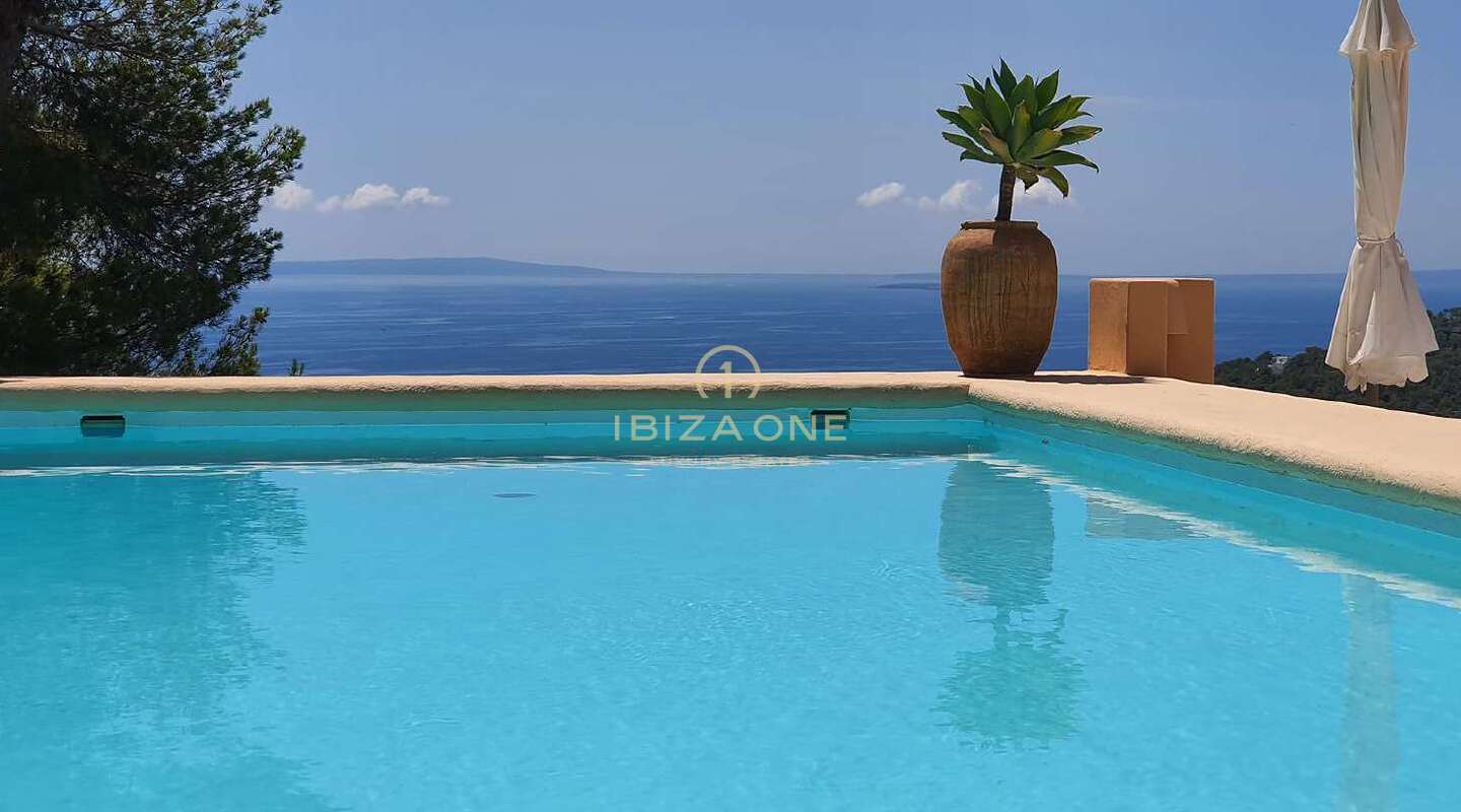 Villa im marokkanischen Landhausstil mit Blick auf das Meer und Dalt Vila zum Verkauf