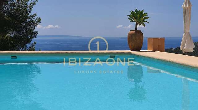 Villa im marokkanischen Landhausstil mit Blick auf das Meer und Dalt Vila zum Verkauf