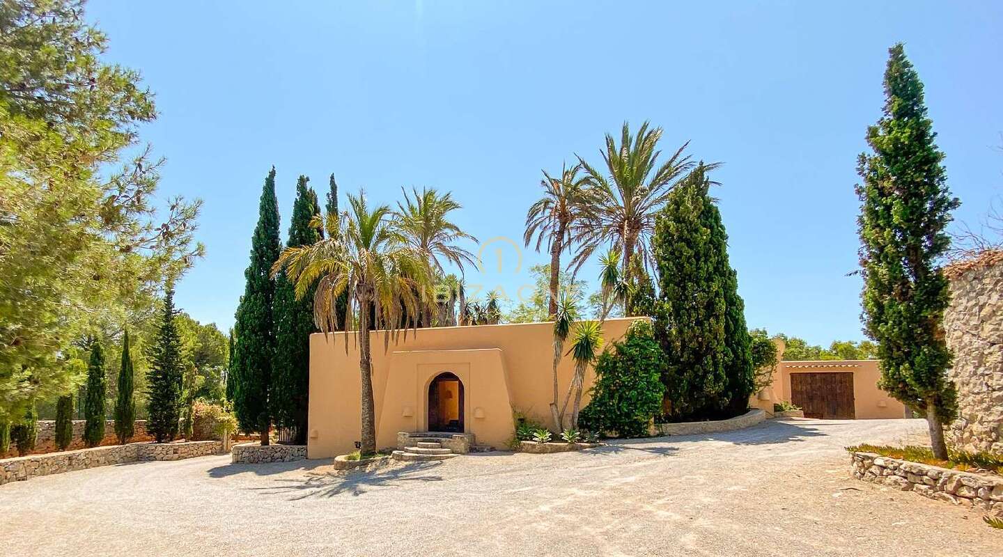 Villa in Marokkaanse landelijke stijl met uitzicht op de zee en Dalt Vila te koop