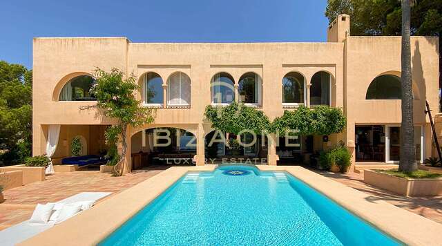 Villa in Marokkaanse landelijke stijl met uitzicht op de zee en Dalt Vila te koop