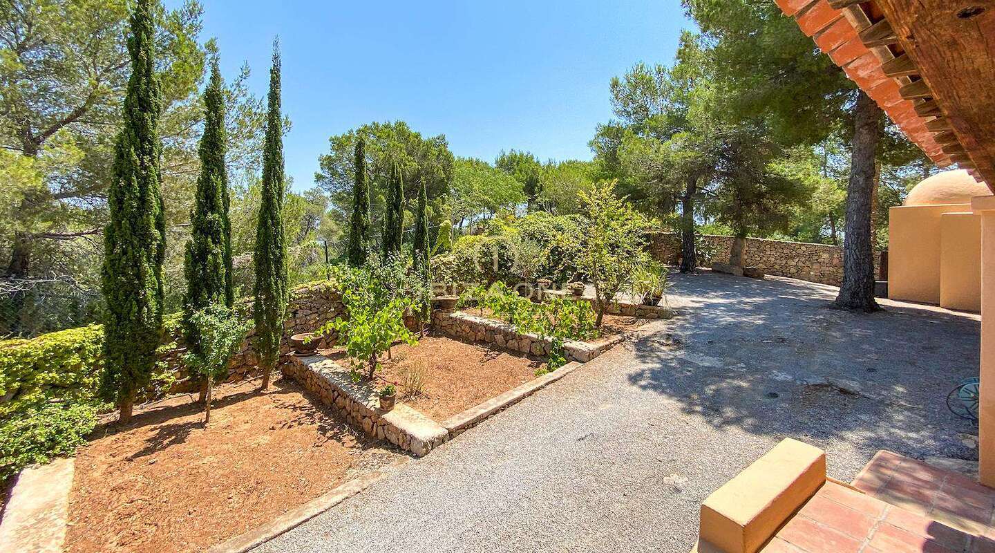 Villa in Marokkaanse landelijke stijl met uitzicht op de zee en Dalt Vila te koop