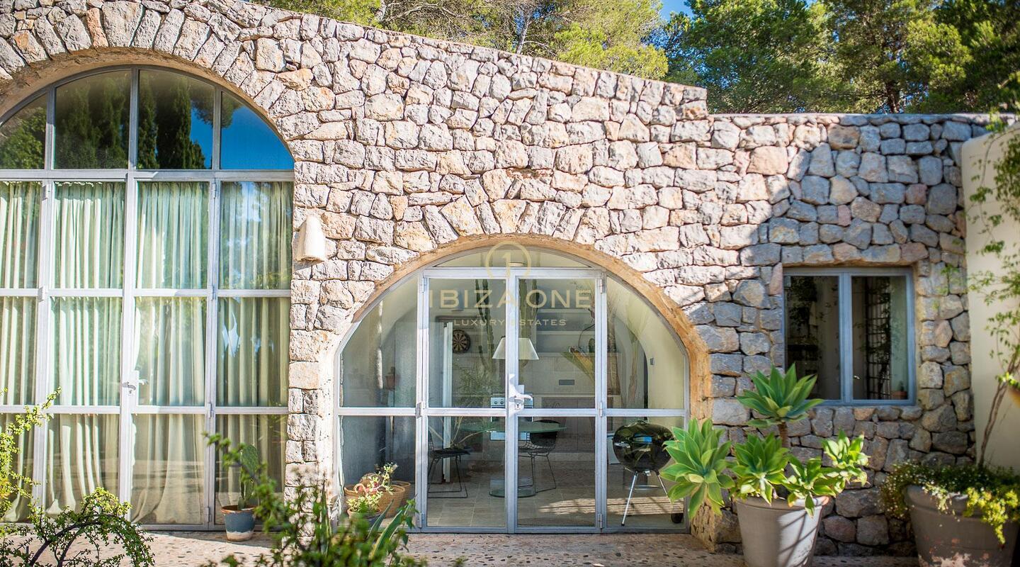 Unique and artistic Blakstad villa with incredible 180 sea views and guest house for sale
