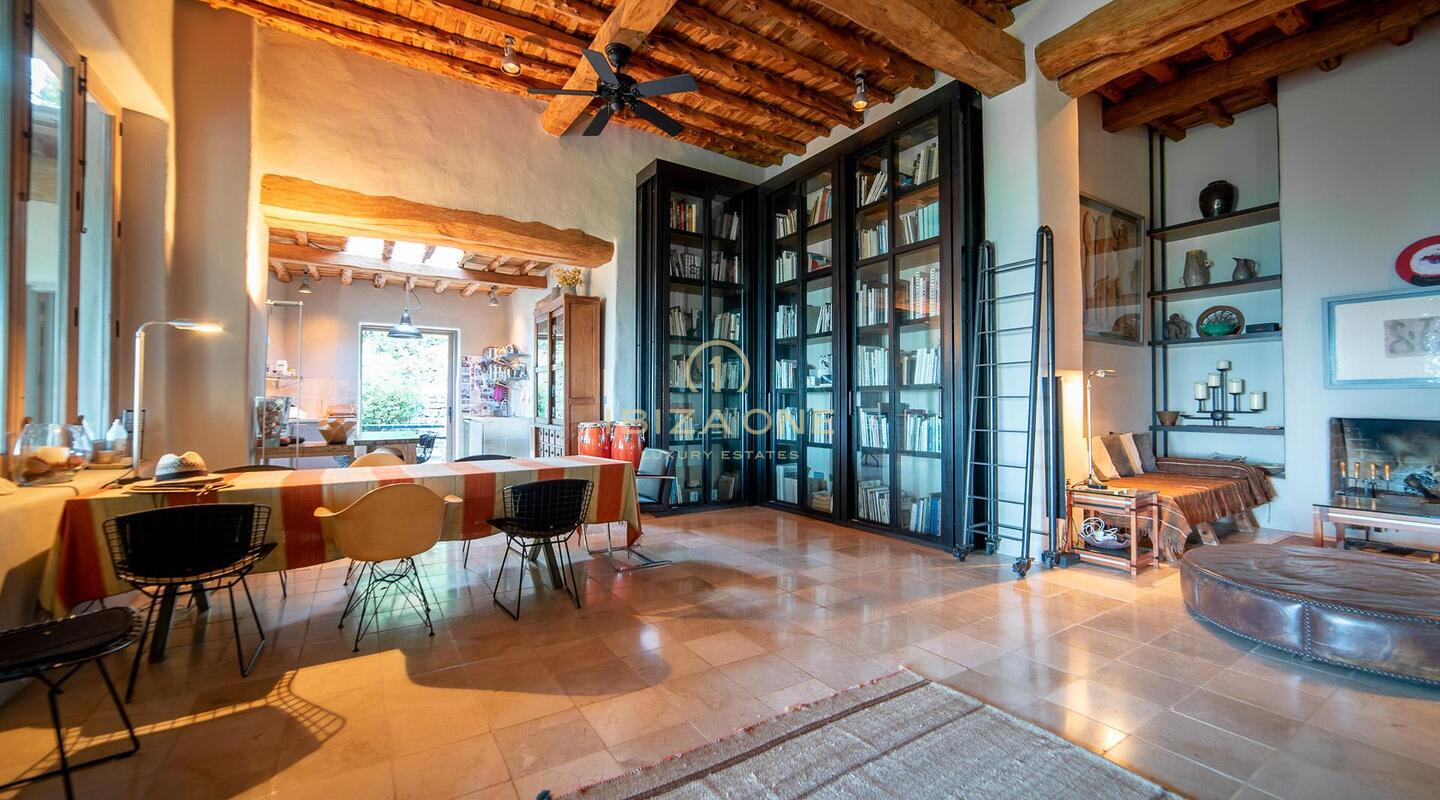 Unique and artistic Blakstad villa with incredible 180 sea views and guest house for sale