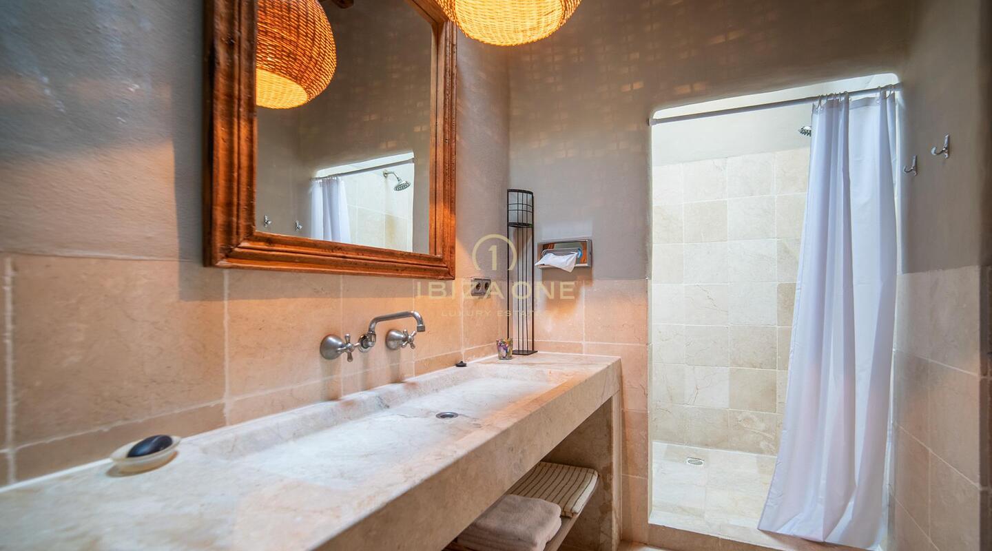 Blakstad Villa única y artística con increíbles 180 vistas al mar y casa de invitados en venta
