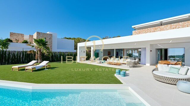 Moderne, nieuw gebouwde luxe villa met ongelooflijk uitzicht op de zonsondergang en de zee in een privé-urbanisatie te koop, Ibiza
