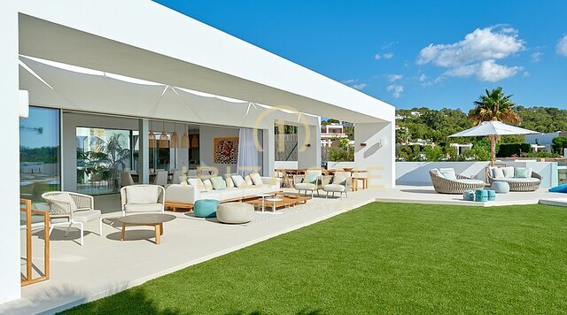 Moderna villa de lujo de nueva construcción con increíbles vistas al atardecer y al mar en urbanización privada en venta, Ibiza
