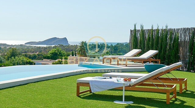 Moderne neu gebaute Luxusvilla mit unglaublichem Blick auf den Sonnenuntergang und das Meer in privater Urbanisation zu verkaufen, Ibiza