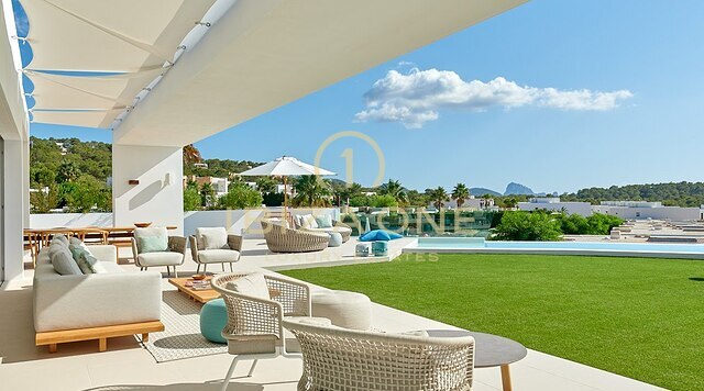 Moderne, nieuw gebouwde luxe villa met ongelooflijk uitzicht op de zonsondergang en de zee in een privé-urbanisatie te koop, Ibiza