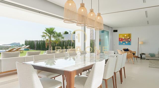 Moderne, nieuw gebouwde luxe villa met ongelooflijk uitzicht op de zonsondergang en de zee in een privé-urbanisatie te koop, Ibiza