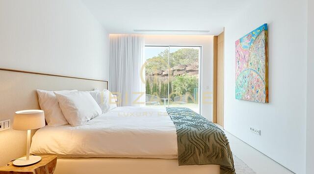 Moderne, nieuw gebouwde luxe villa met ongelooflijk uitzicht op de zonsondergang en de zee in een privé-urbanisatie te koop, Ibiza