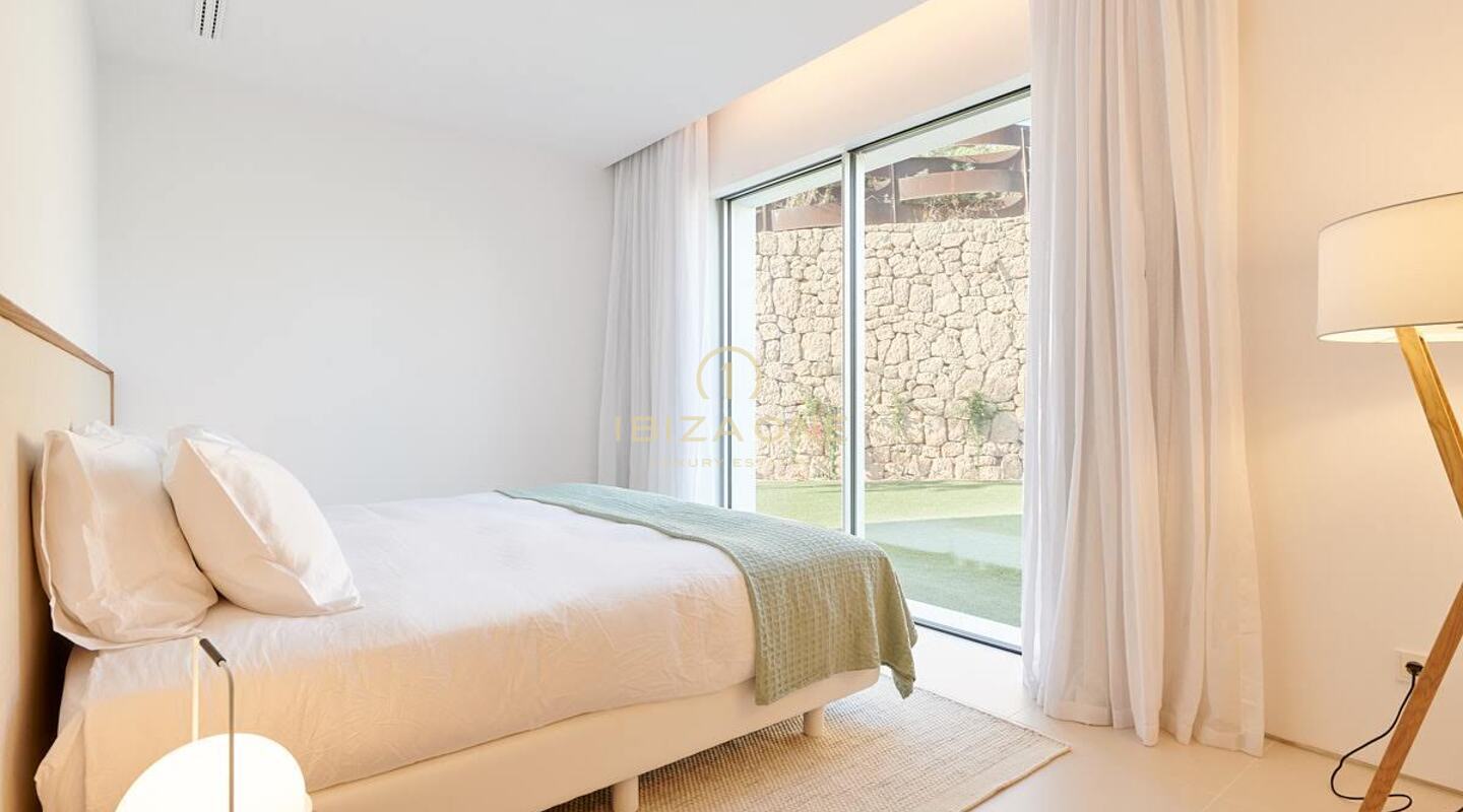 Villa de luxe moderne nouvellement construite avec une vue incroyable sur le coucher du soleil et la mer dans une urbanisation privée à vendre, Ibiza