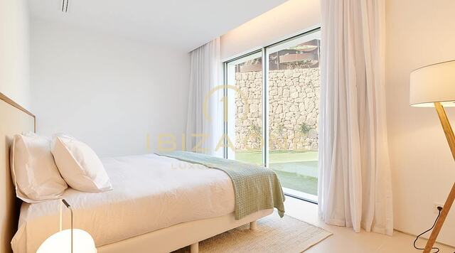 Moderna villa de lujo de nueva construcción con increíbles vistas al atardecer y al mar en urbanización privada en venta, Ibiza