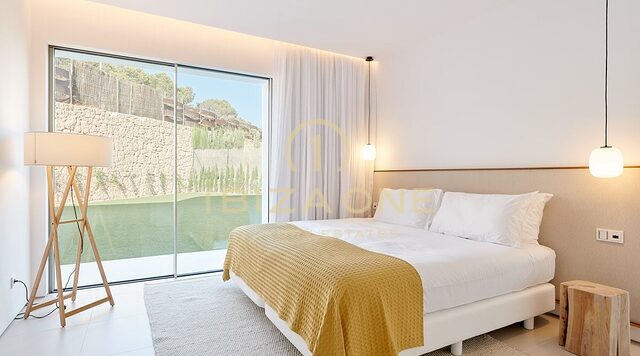 Moderna villa de lujo de nueva construcción con increíbles vistas al atardecer y al mar en urbanización privada en venta, Ibiza