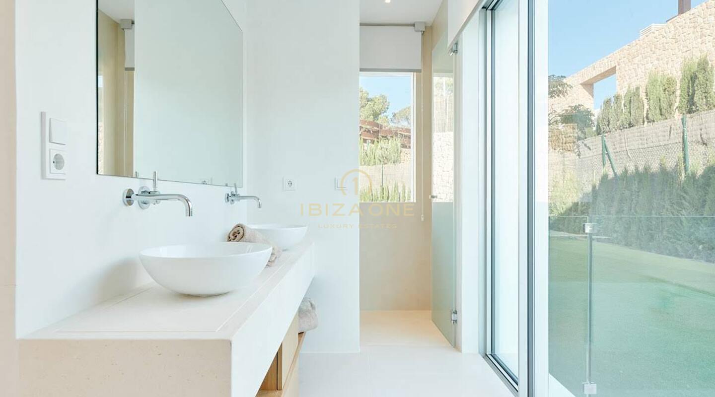 Moderne, nieuw gebouwde luxe villa met ongelooflijk uitzicht op de zonsondergang en de zee in een privé-urbanisatie te koop, Ibiza