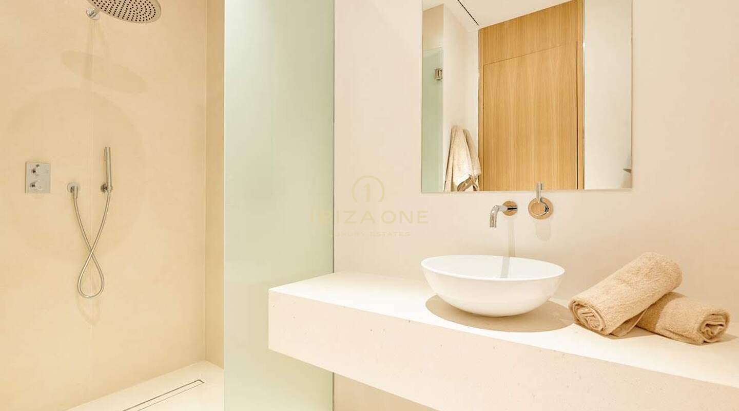 Moderne, nieuw gebouwde luxe villa met ongelooflijk uitzicht op de zonsondergang en de zee in een privé-urbanisatie te koop, Ibiza