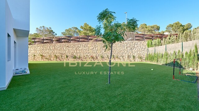 Moderna villa de lujo de nueva construcción con increíbles vistas al atardecer y al mar en urbanización privada en venta, Ibiza