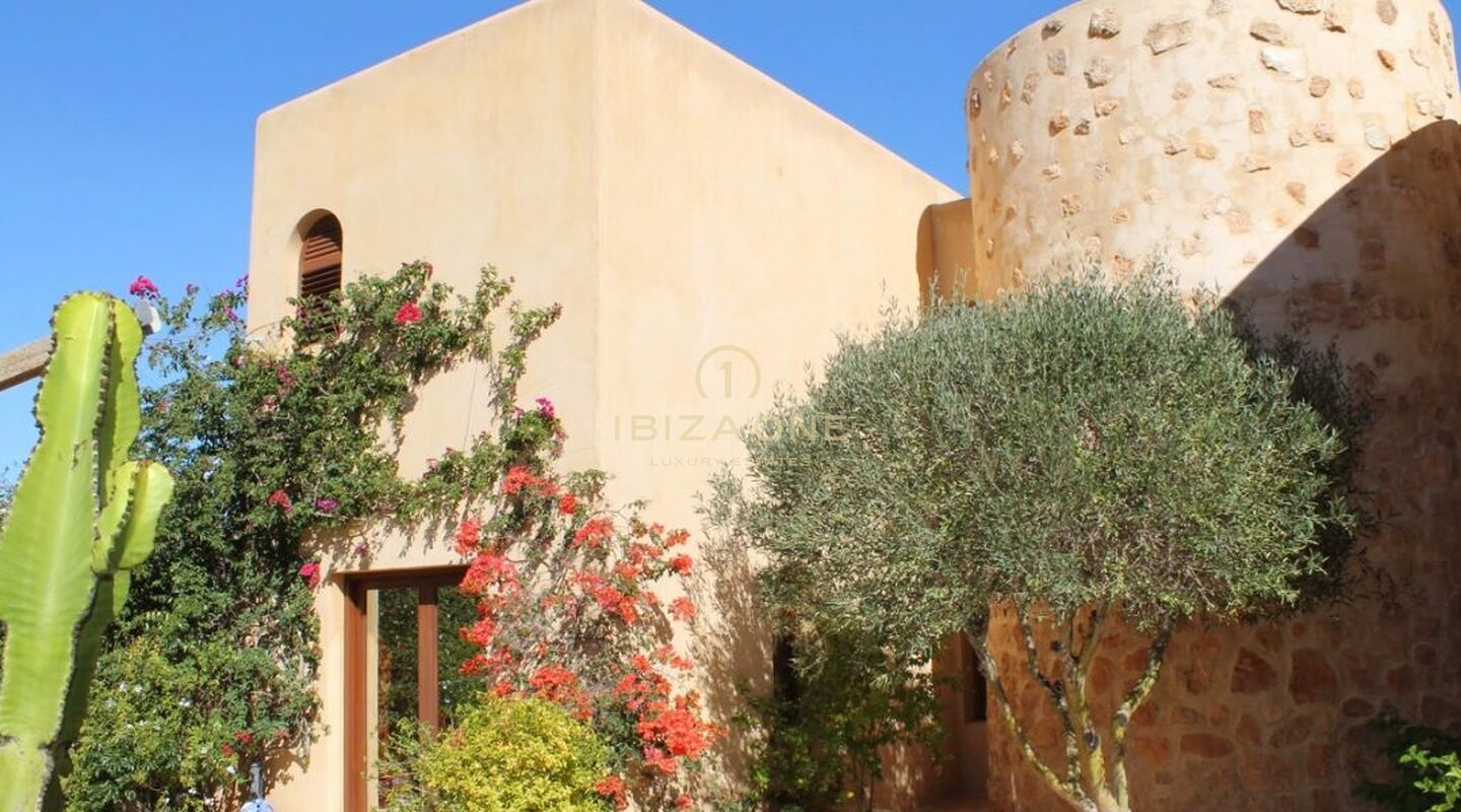 Large property with 2 guest apartments and a horse stable for sale