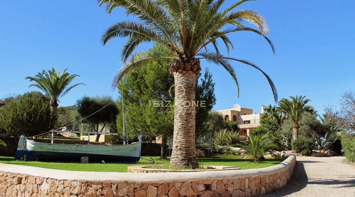 Large property with 2 guest apartments and a horse stable for sale