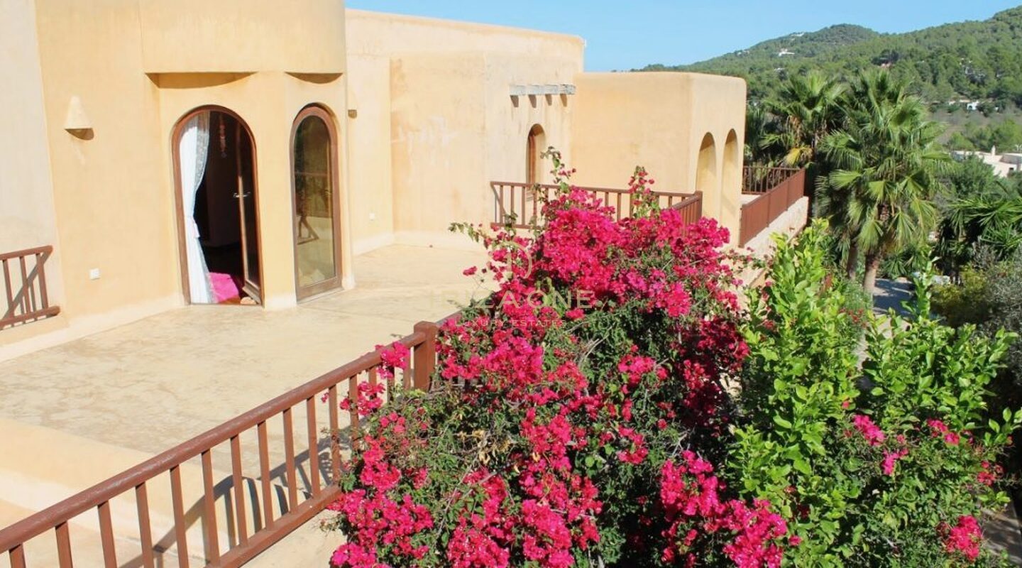 Gran propiedad con 2 apartamentos para invitados y un establo de caballos en venta