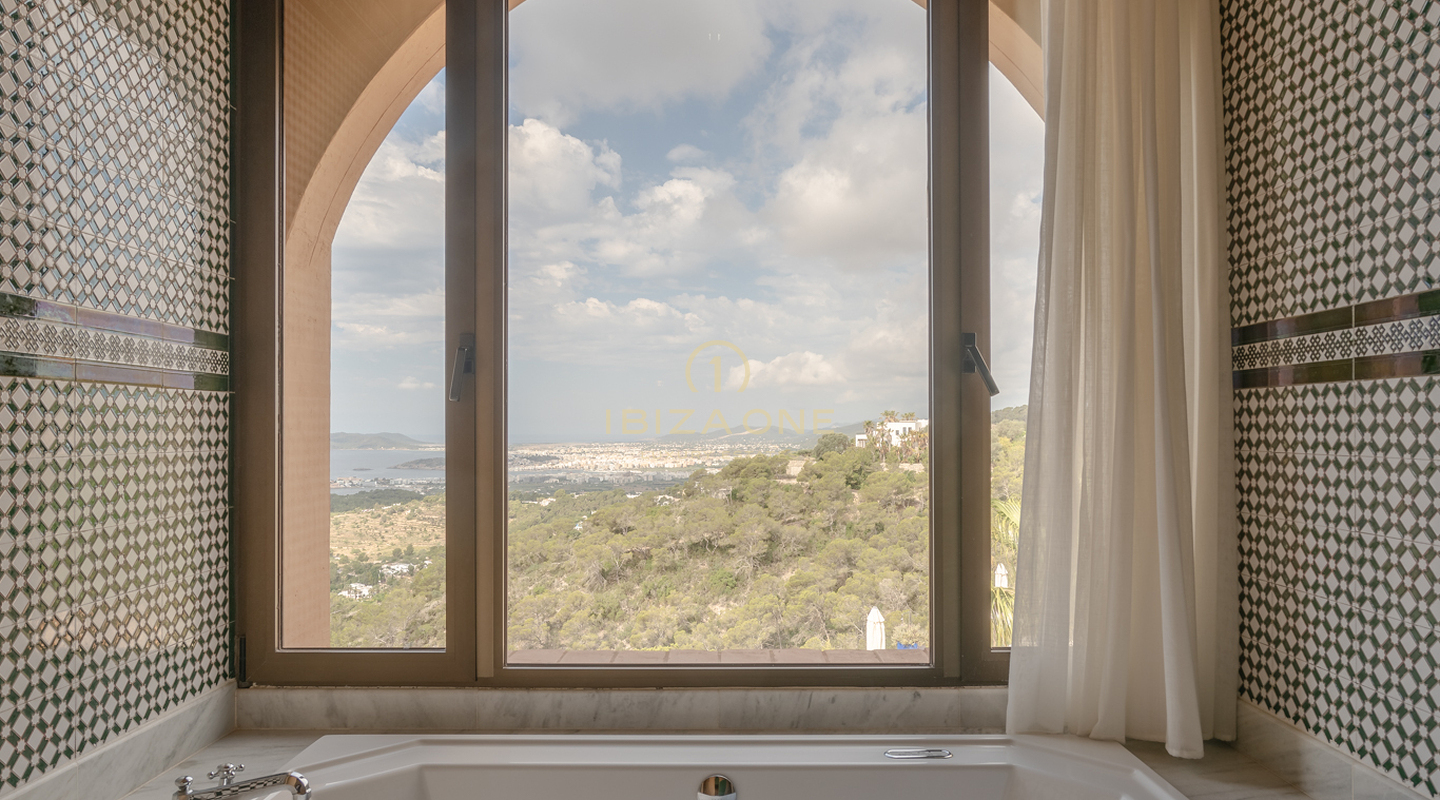 Buitengewone luxe villa met uitzicht op zee, Dalt Vila en Formentera te koop