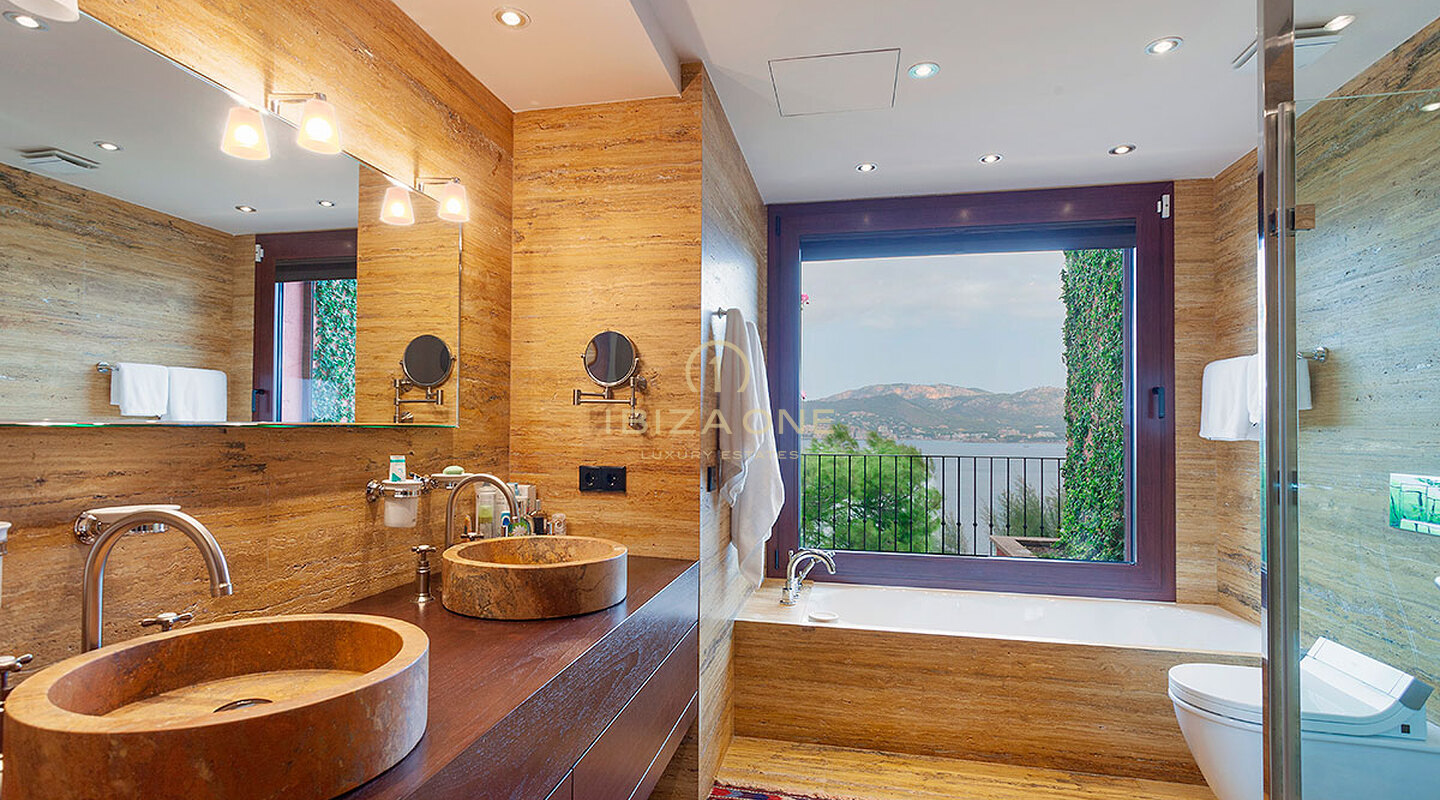 Prachtige villa op eerste lijn zee in Mallorca te koop