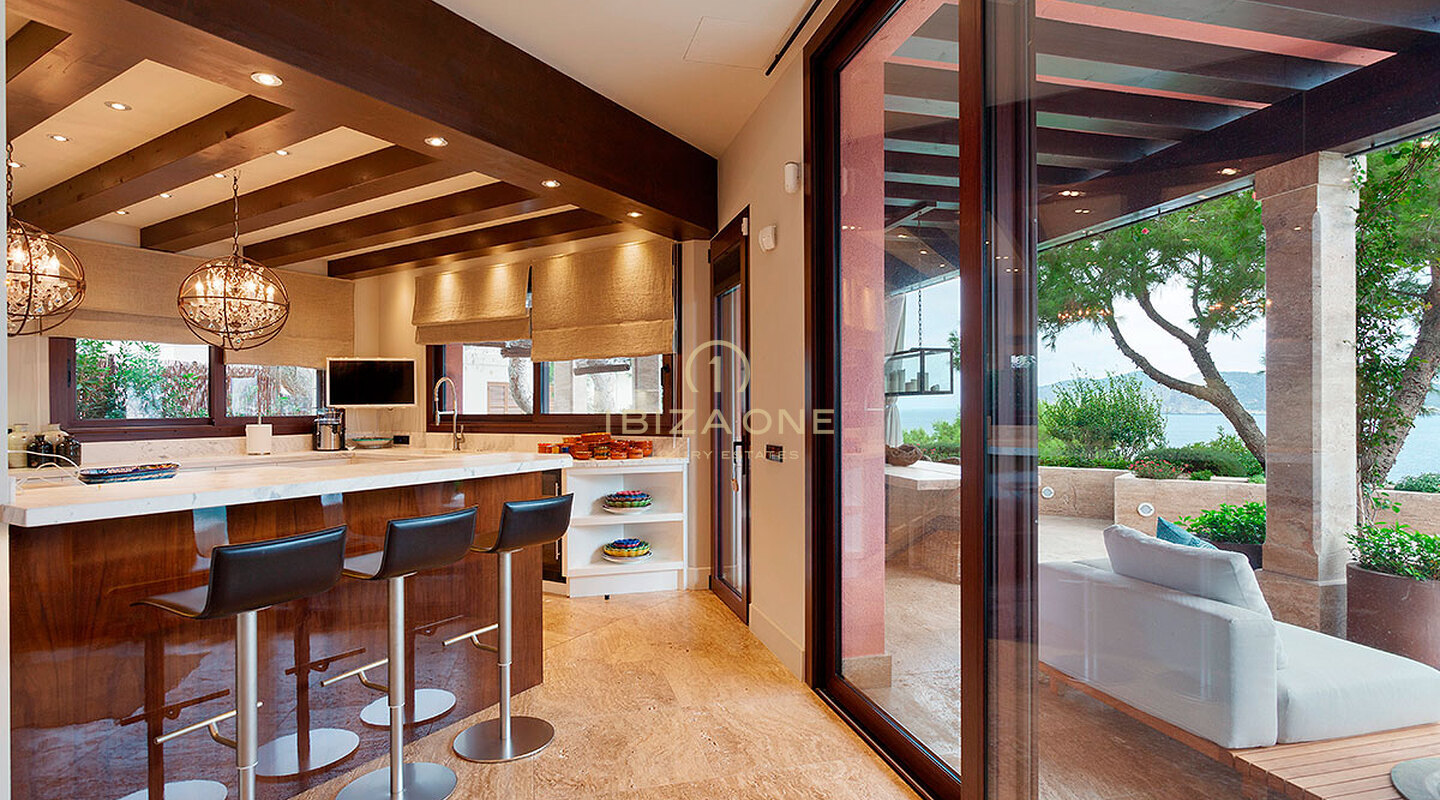 Beautiful first sea line villa in Mallorca for sale
