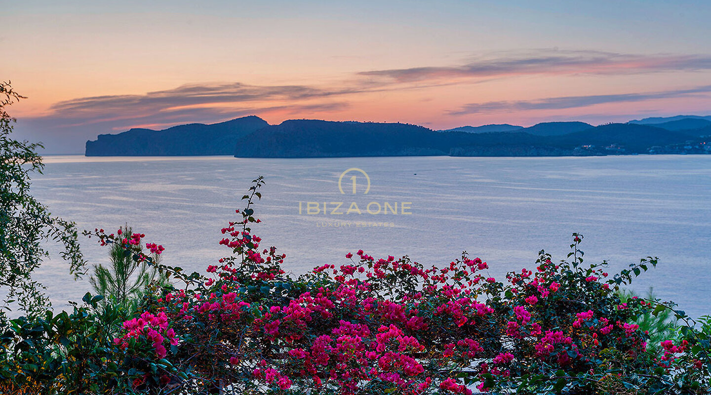 Beautiful first sea line villa in Mallorca for sale