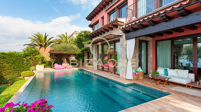Preciosa villa en primera línea de mar en Mallorca en venta