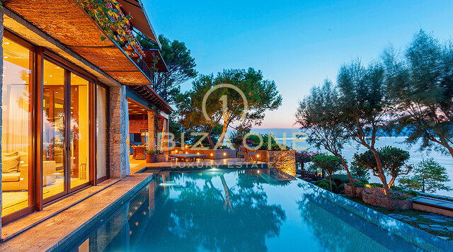 Wunderschöne erste Meereslinie Villa auf Mallorca zum Verkauf