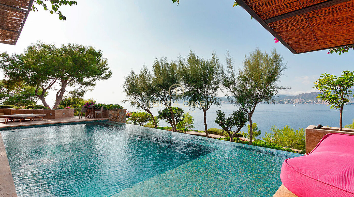 Beautiful first sea line villa in Mallorca for sale