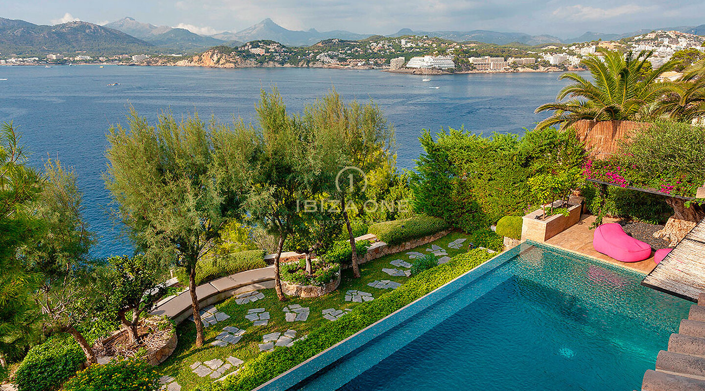 Красивая вилла на первой линии моря на Майорке на продажу