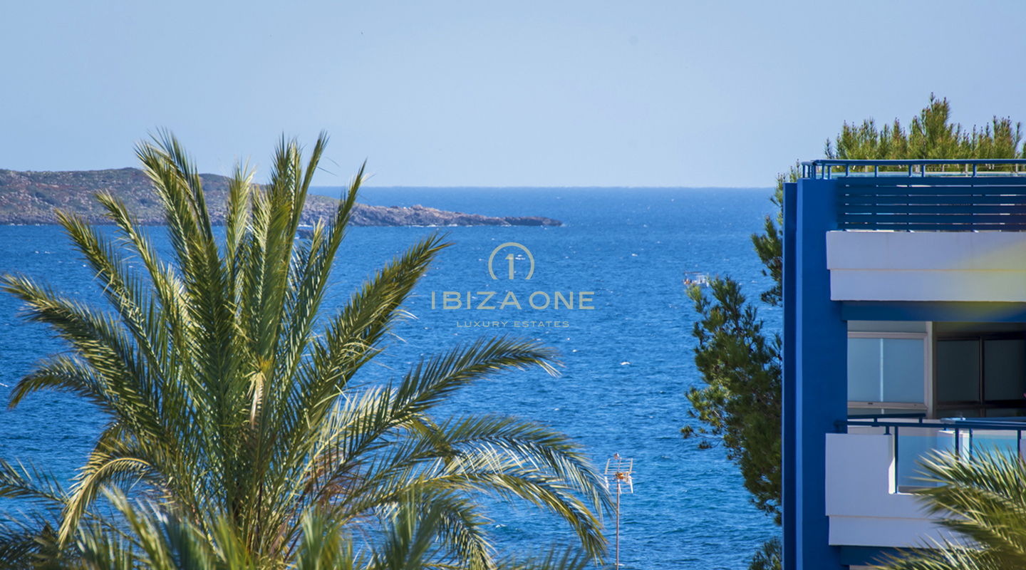 Ruim penthouse met een zeer groot dakterras in Santa Eulalia te koop