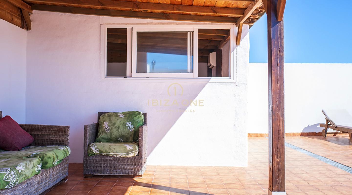 Ruim penthouse met een zeer groot dakterras in Santa Eulalia te koop